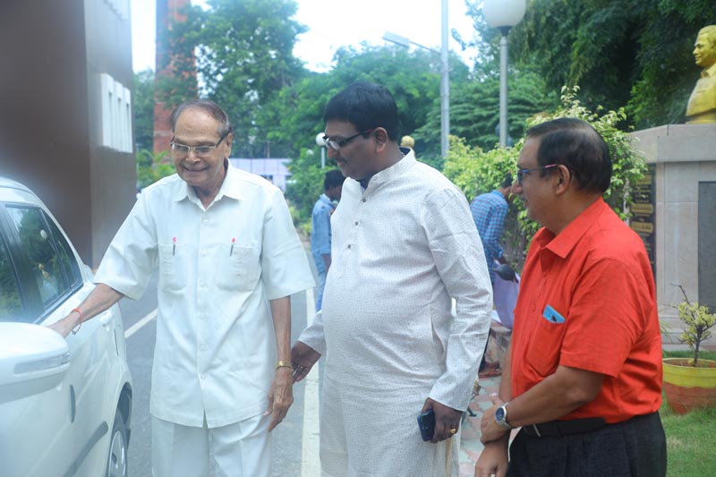 Sri Mulugu Ramalingeshwara Varaprasad Siddhanti was honoured with Jyotishyasastra Vignana Visharadha at Tummalapalli Kalakshetram, Vijayawada (21)